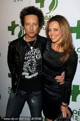 幻灯图：卡梅隆夫妇现身慈善晚宴 阿尔芭携老公现身