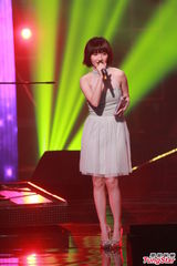 组图：劲歌金曲twins荧光造型 容祖儿扮女强人