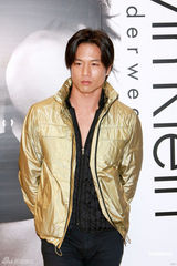 组图：官恩娜金色小洋装亮相 自曝喜买花哨内衣