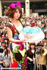 组图：杨丞琳台北签唱粉丝异想天开献上G奶蛋糕