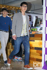 组图：2PM携代言品牌办签名会 尼坤呆萌亮相