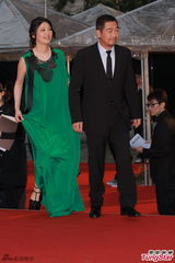 组图：张国立帅气亮相红毯 徐帆绿色长裙显贵气