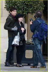 组图：蹲妹携男友浪漫游巴黎 十指紧扣甜蜜热吻