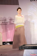 组图：阿娇(钟欣桐)长裙优雅 蔡卓妍清凉秀美腿