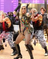 组图：钱妞Ke$ha穿花朵军装大胆热舞