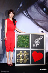 组图：Hebe单飞红裙亮相 与帅哥合影娇俏可人