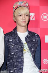 组图：SHINee自曝爱玩网游 成员模仿女生跳舞