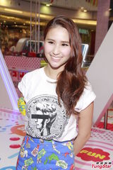 组图：何超莲出席慈善活动 T恤印有吴克群头像