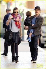 组图：奥兰多布鲁姆携妻抱爱子街头悠闲散步