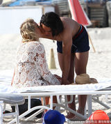 组图：球星法尔考海中爱抚娇妻 舔肚脐极度高调