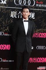 组图：金泰熙赴沪站台似公主 金秀贤正装笔挺