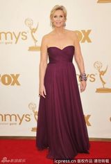 组图：第63届艾美奖红毯 简-林奇性感抹胸裙亮相