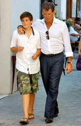 高清组图：布鲁斯南一家度假 被爱子包围显温馨