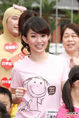 组图：郭书瑶投身公益 粉衣短裤娇俏可爱