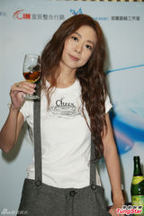 组图：陈绮贞演唱会男友现身 豪放上演女女舌吻