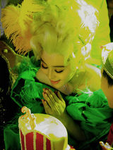 组图：《一夜惊喜》曝范冰冰剧照 造型百变