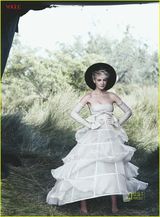 高清图：凯瑞-穆里根登时尚杂志封面 演绎经典红白蓝