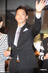 组图：Rain展绅士风度 郑秀文急闪为许志安捧场