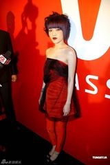 幻灯组图：范晓萱红唇抢镜 手臂纹身个性十足