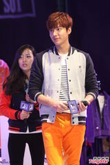 组图：李敏镐休闲装帅气亮相 长腿偶吧笑容迷人