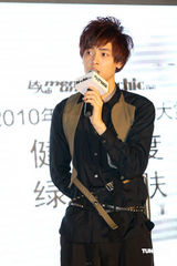 高清图：BOBO上海做活动 着装青春活力四射