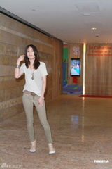 组图：陈慧琳潮装打扮接大儿子放学