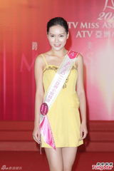 组图：尚格云顿助阵2012亚姐竞选赞佳丽优雅