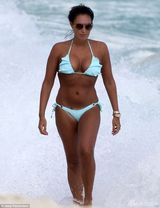 组图：F1太子女度蜜月 与老公海中热吻激情难挡