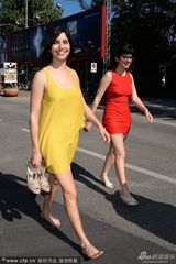 组图：《有些女孩》发布会 主演红裙亮相显惊艳