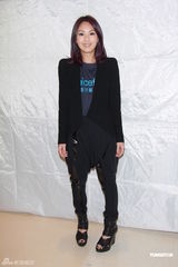 组图：杨千嬅为抗艾滋筹款 不知林峰被登床照