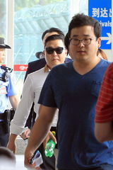 组图：鸟叔空降武汉保镖护行 身材发福无人识