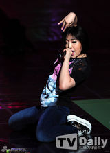 组图：2NE1携EpikHigh等唱响StayG演唱会