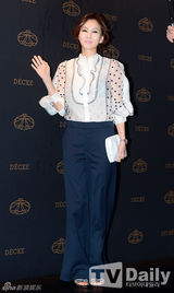 组图：f(x)Sulli裙摆飞扬险走光花容失色