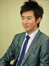 组图：高梓淇玩转职场风白领写真曝光