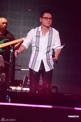 组图：罗大佑个唱为叶倩文伴奏 拥热舞辣妹