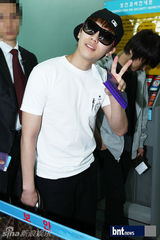 组图：FTISLAND赴台巡演亮相机场李弘基美甲抢镜