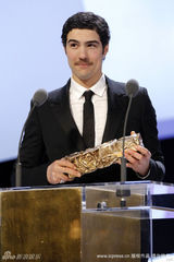 幻灯图：哈里森摘恺撒终身成就奖 歌迪亚优雅现身