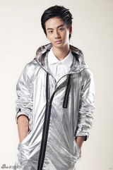 组图：赵文浩拍银色酷装写真 彰显帅气个性