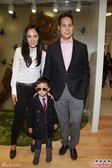 组图：黄泳霖有意追生 雷林静怡两女爱公主装