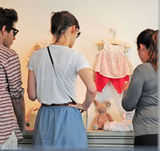 组图：凯拉-奈特利和未婚夫街头热吻