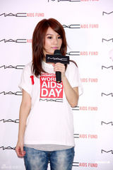 组图：Hebe亲切可爱热心公益 透露Ella赴美学英文