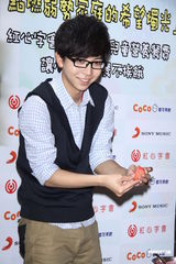 组图：22岁胡夏期待谈恋爱 献爱心助弱势儿童募款