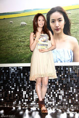 组图：林依晨赴英拍写真艳遇不断 现场遭型男索吻