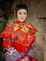 组图：《菊花醉》热拍 衣珊新娘装造型喜气十足