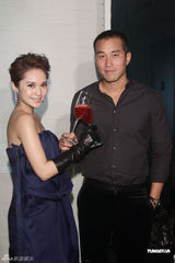 组图：张孝全金钟奖失意杨丞琳安慰 撇清绯闻恋情