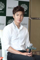 组图：李敏镐帅气出席活动 新剧将演高中生