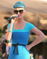 组图：凯蒂佩里蓝发爆乳似芭比 斗鸡眼表情鬼马