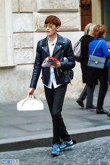 组图：账房先生华晨宇兼职摄像 张翰遭鹦鹉调戏