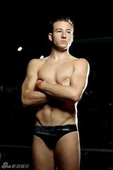 组图：奥运跳水冠军半裸展现运动之美