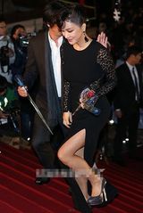 组图：严正花性感长裙秀美腿搭档金允锡亮相